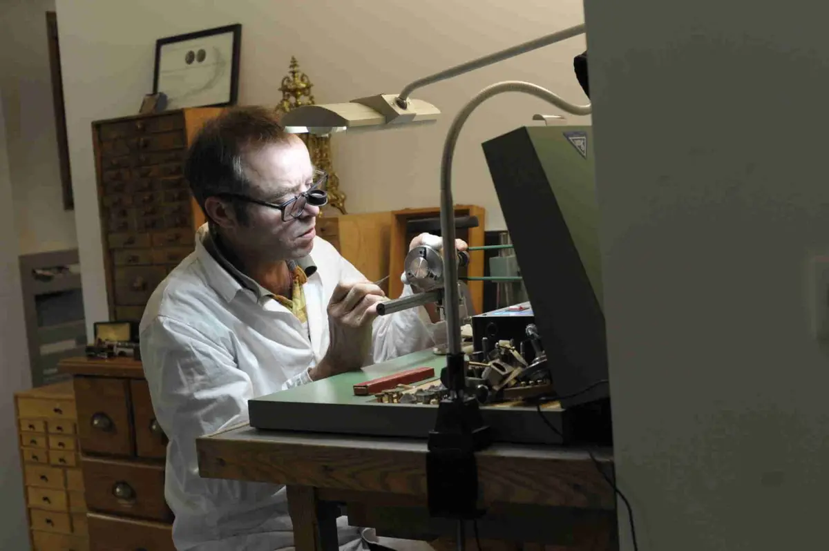 Réparation de montre par Bruno Laville, Maître Artisan Horloger à Huanne-Montmartin