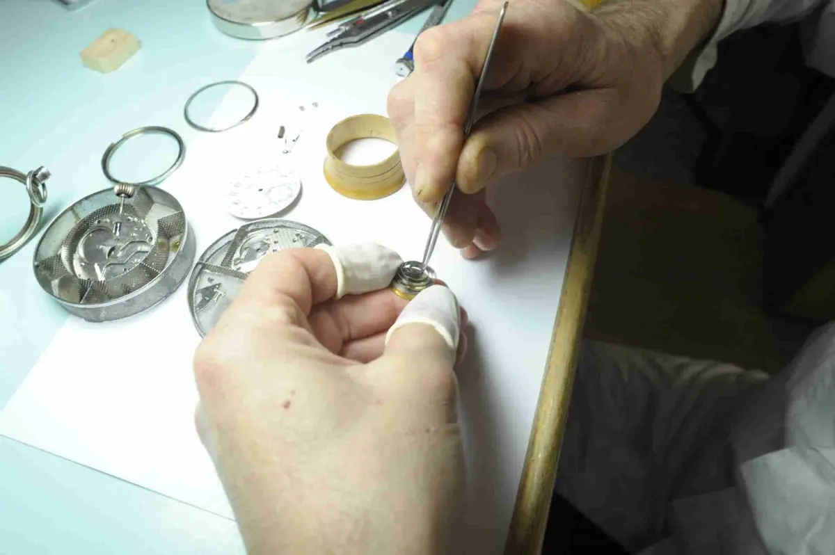 Test d'étanchéité et contrôle de montre automatique — atelier Bruno Laville Huanne-Montmartin