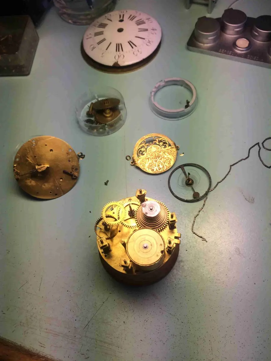Remplacement de pile et entretien de montre à quartz par Bruno Laville